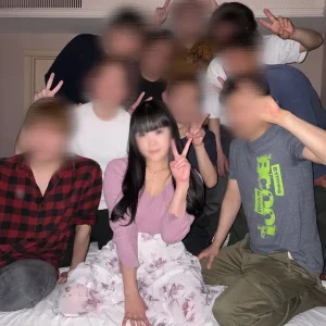 【SEXが大好きでドSな痴女系美女と男9人で大乱交して中出し】